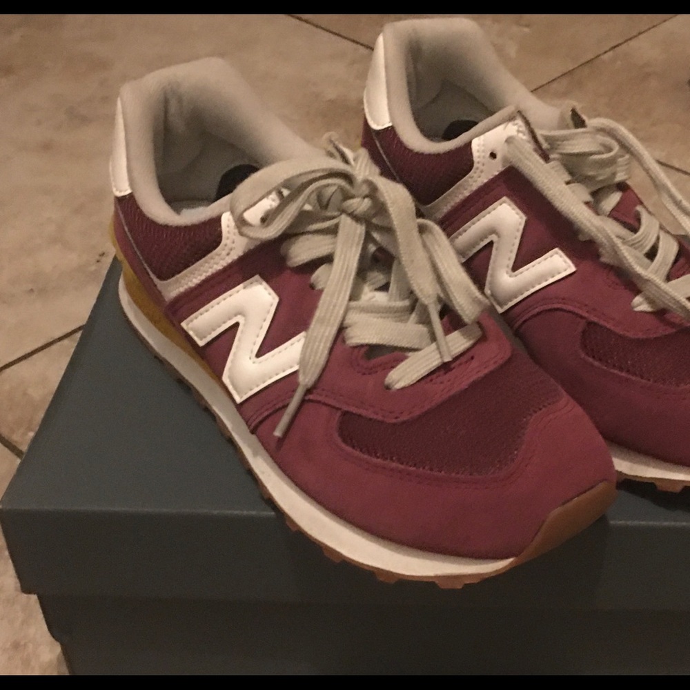 New Balance maroon and yellow cool and comfy gym shoes!!😍😍